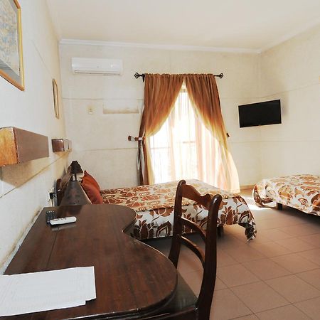 Hotel De La Poste Сент Луис Екстериор снимка