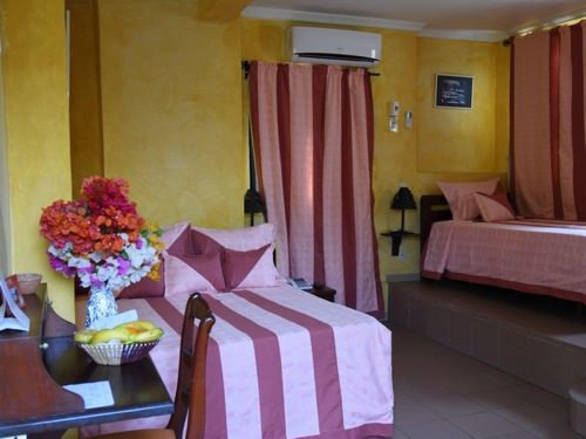 Hotel De La Poste Сент Луис Екстериор снимка