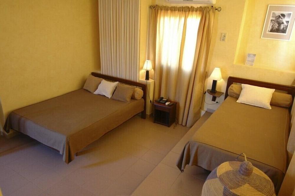 Hotel De La Poste Сент Луис Екстериор снимка
