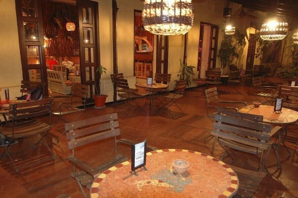 Hotel De La Poste Сент Луис Екстериор снимка