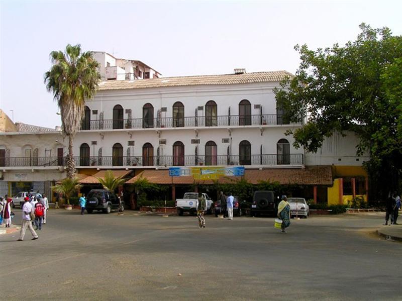 Hotel De La Poste Сент Луис Екстериор снимка