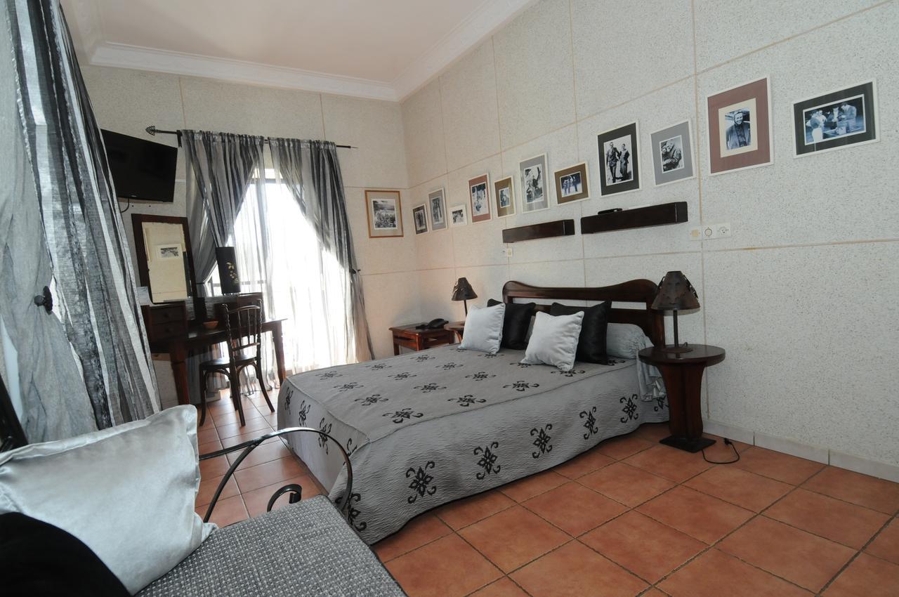 Hotel De La Poste Сент Луис Екстериор снимка